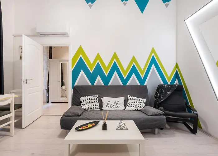 Triangle Apartment - Free Parking!