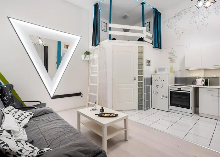 Triangle Apartment - Free Parking!
